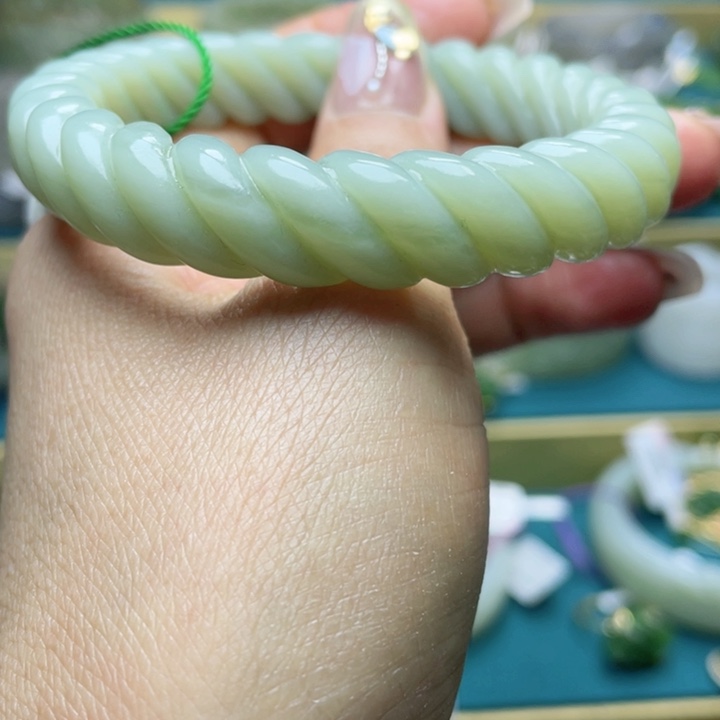 和田玉手镯57圈口。编号96未镶嵌