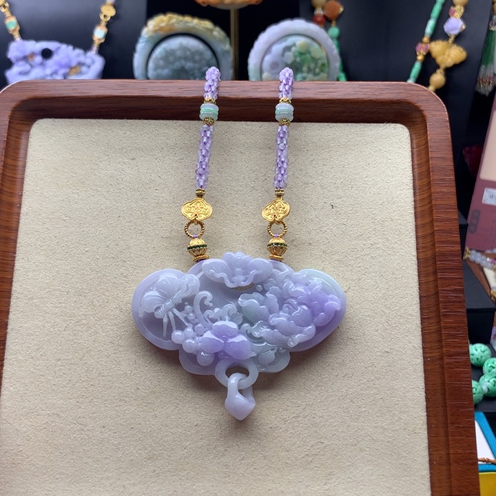 翡翠颈饰未镶嵌紫翡如意花牌