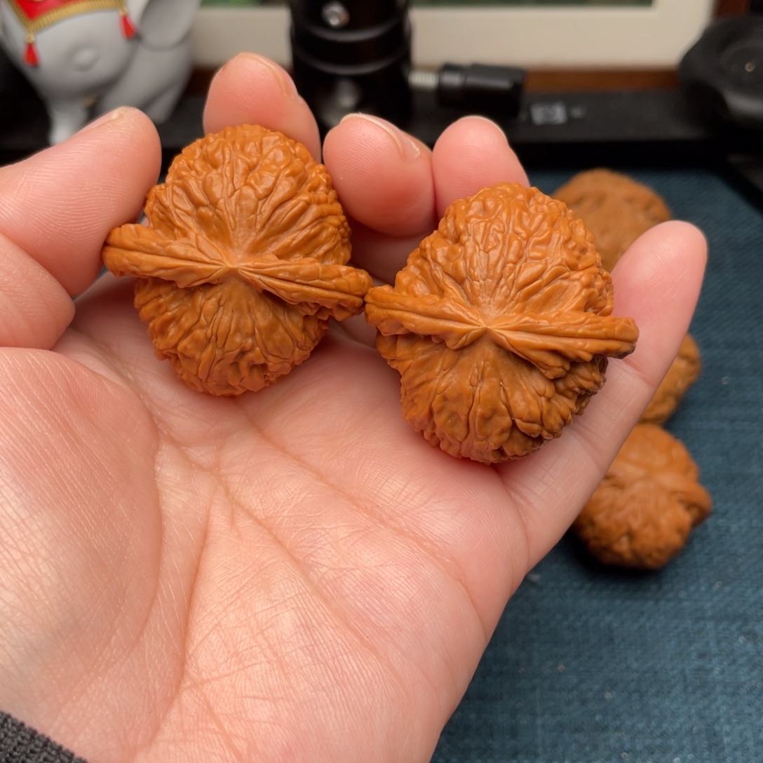 文玩核桃把件全品红皮球白40