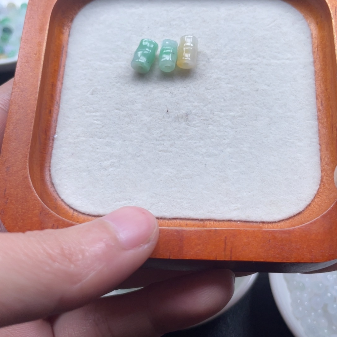 翡翠散珠翡翠通孔竹子卡8+。 3颗