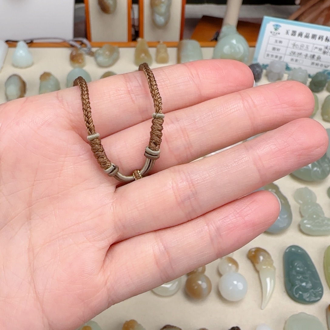 C***C和田玉未镶嵌颈饰绳子