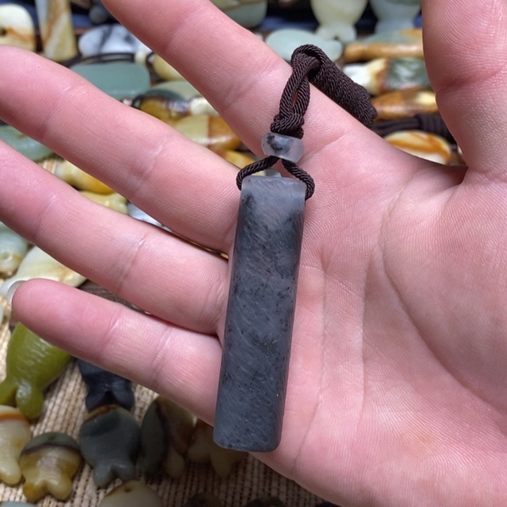 小***刀蛇纹石玉未镶嵌颈饰