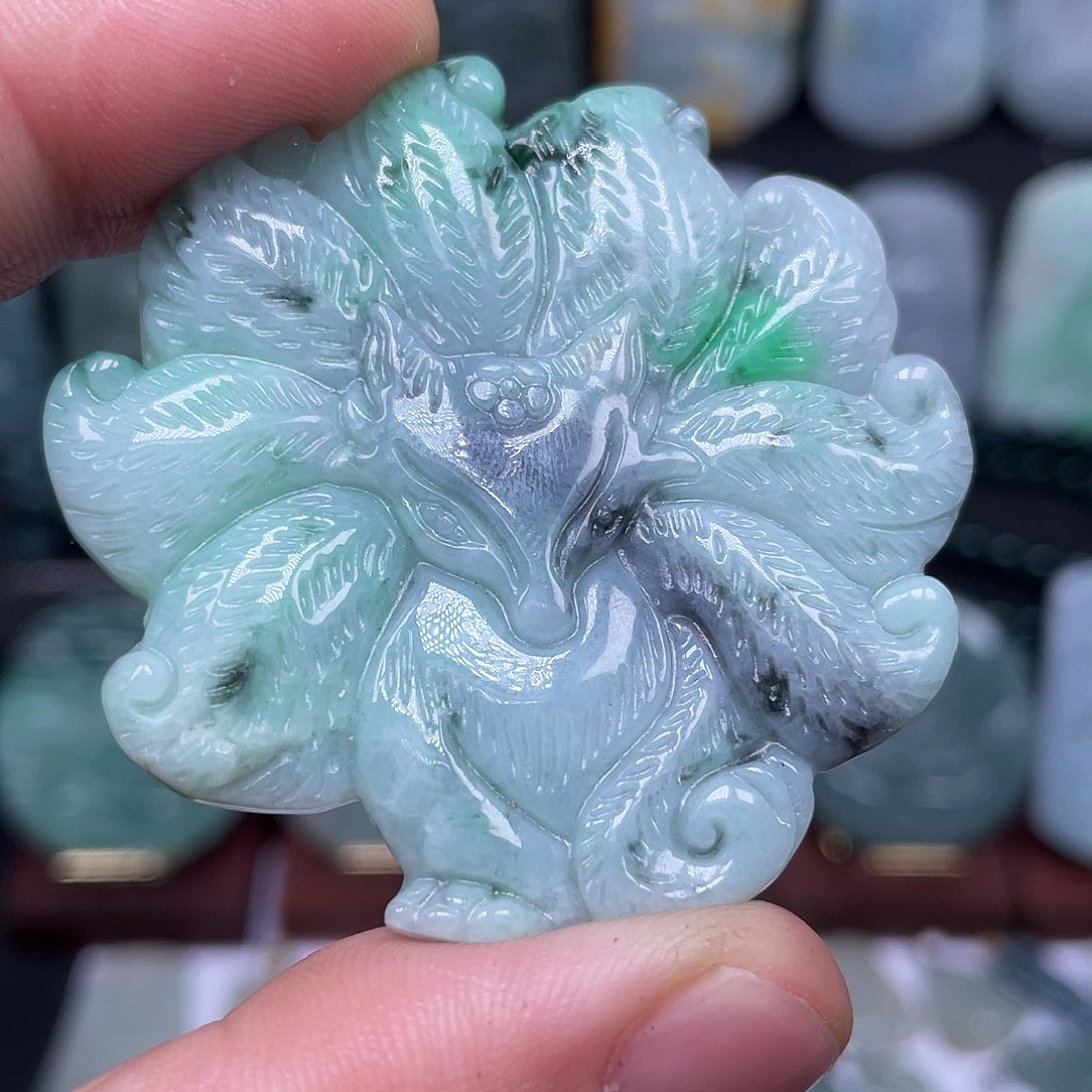 翡翠未镶嵌颈饰九尾狐