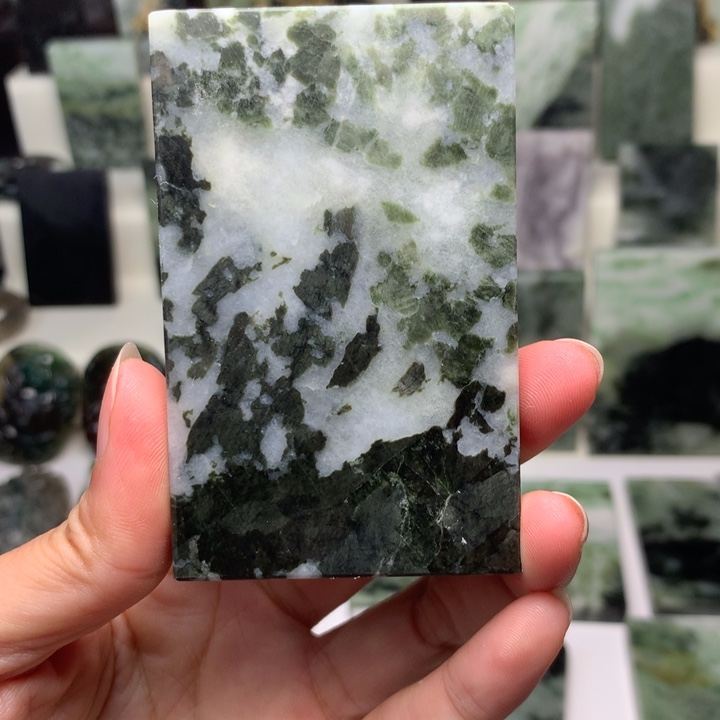 独山玉颈饰未镶嵌