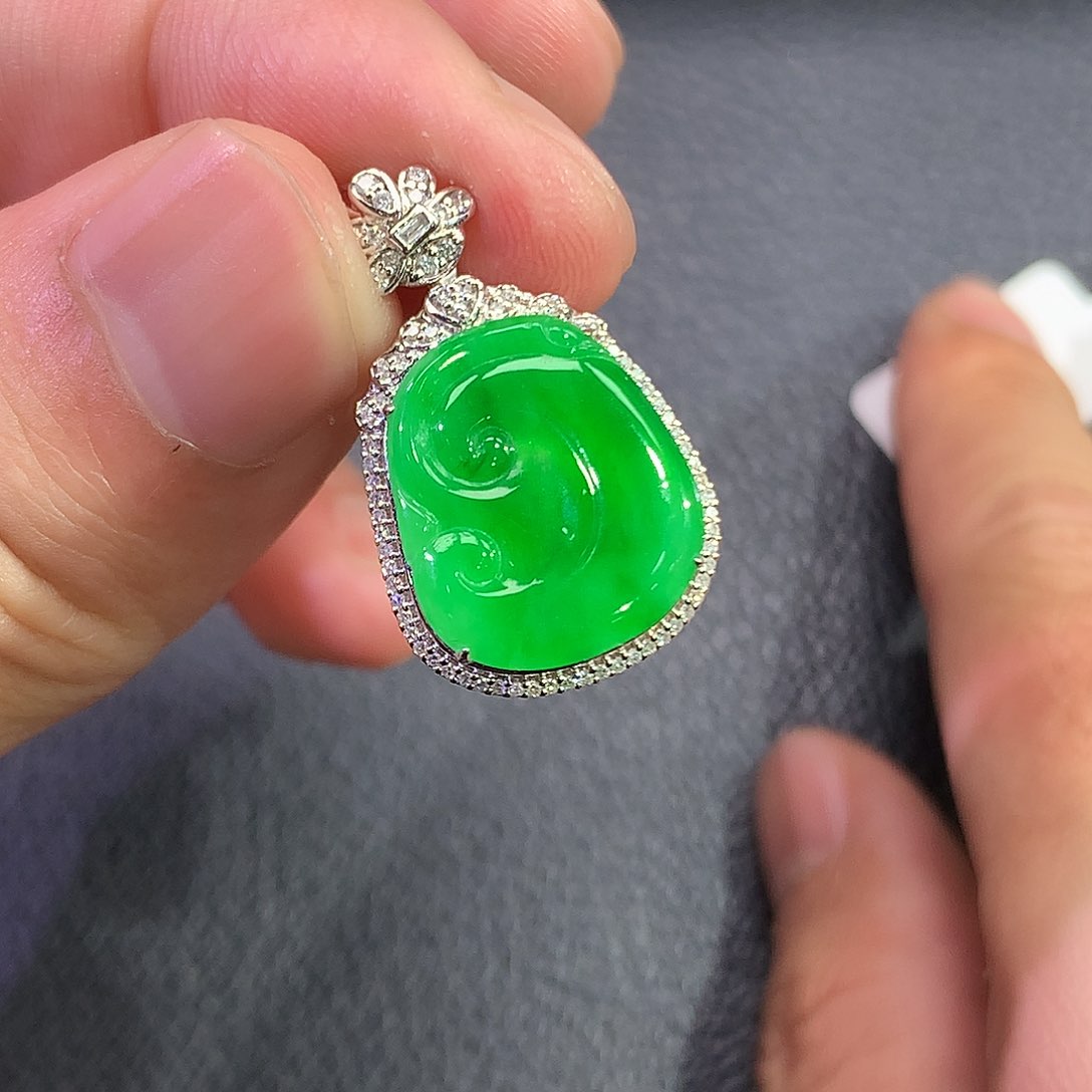 翡翠吊坠(赠链)18K金镶嵌