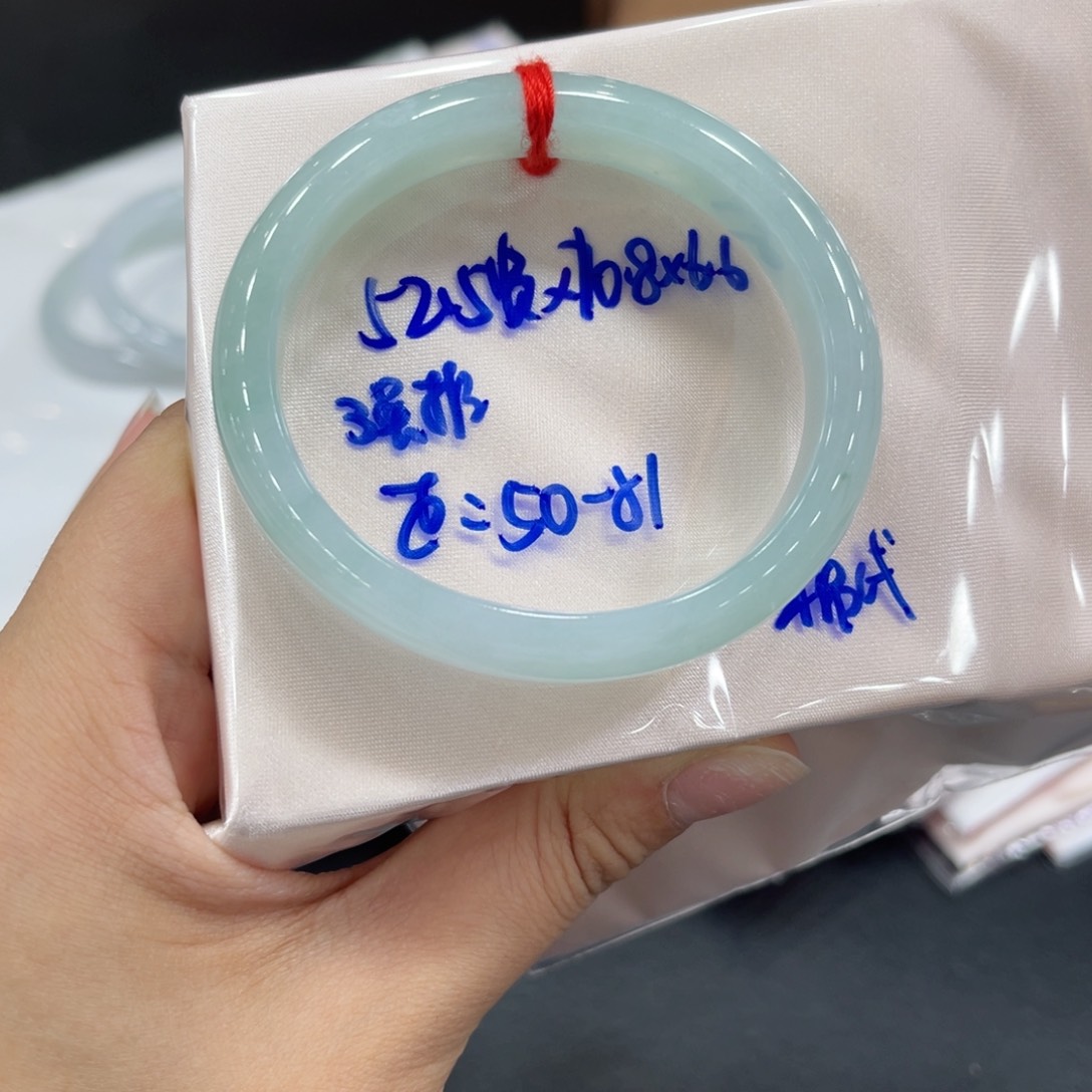 翡翠手镯未镶嵌翡翠