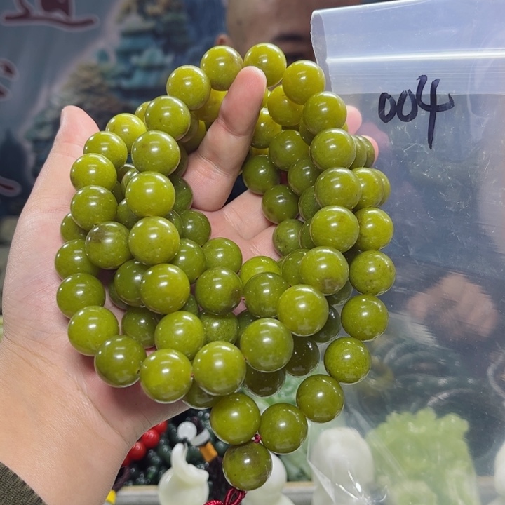 蛇纹石玉颈饰未镶嵌白**霜