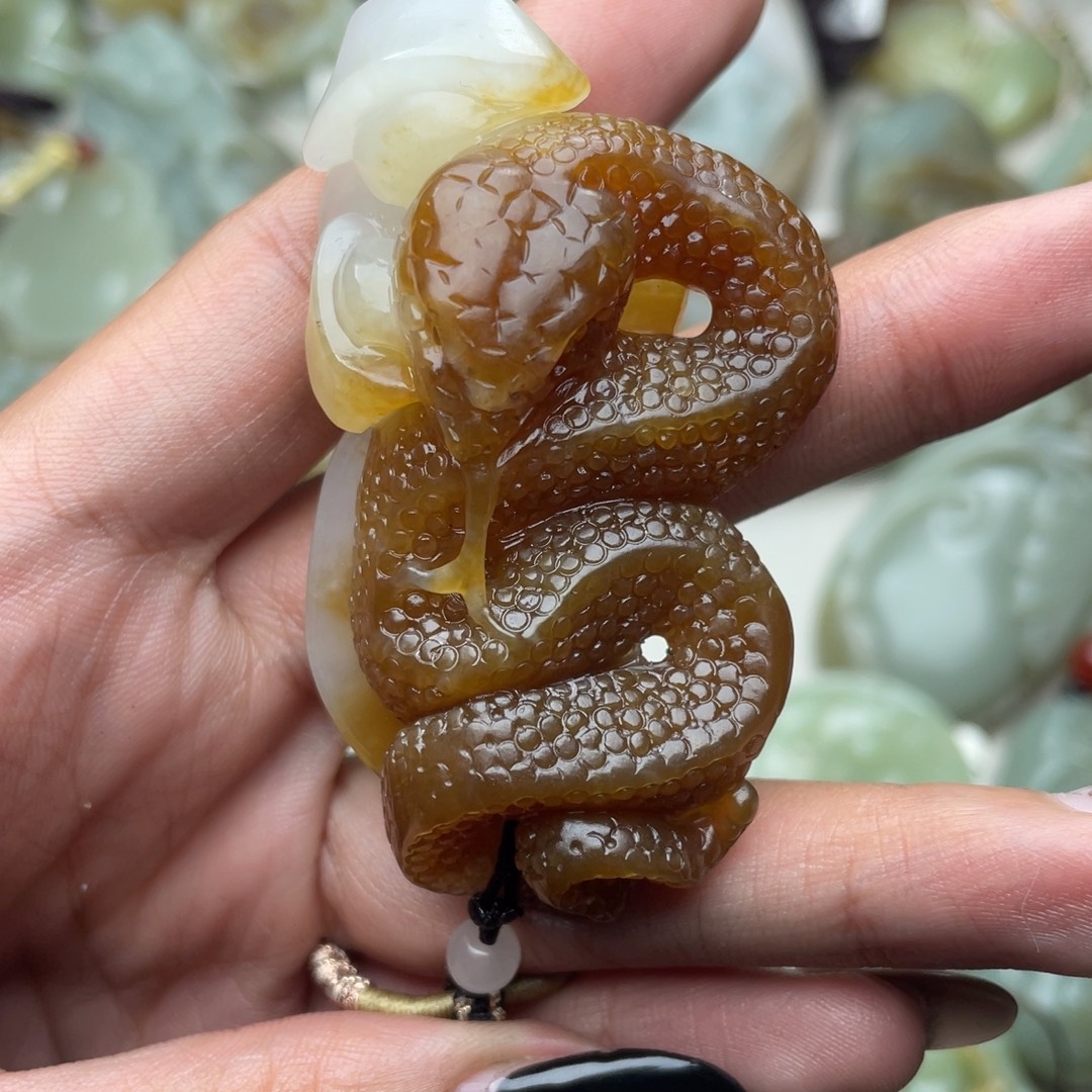 转***转和田玉未镶嵌颈饰