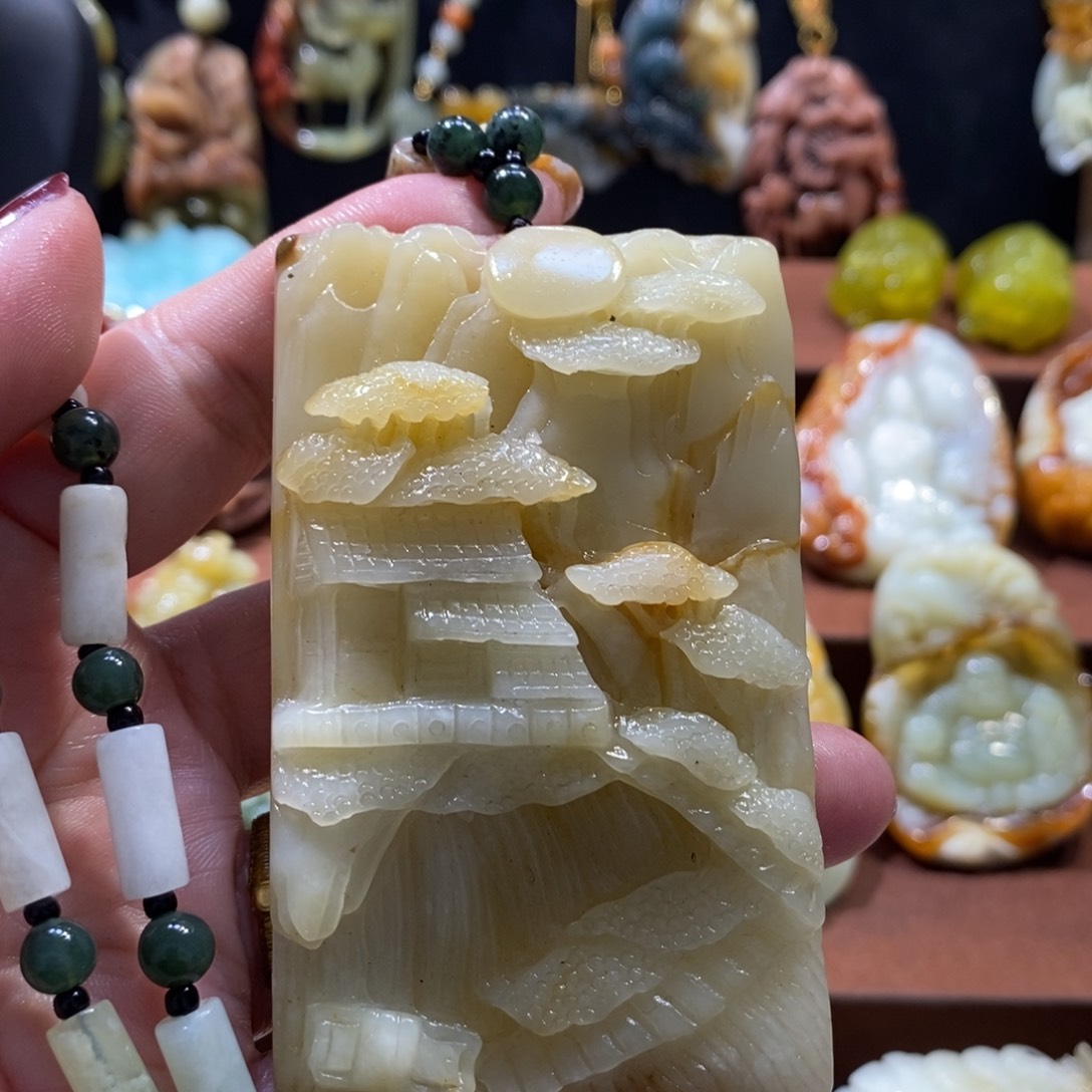 蛇纹石玉颈饰未镶嵌