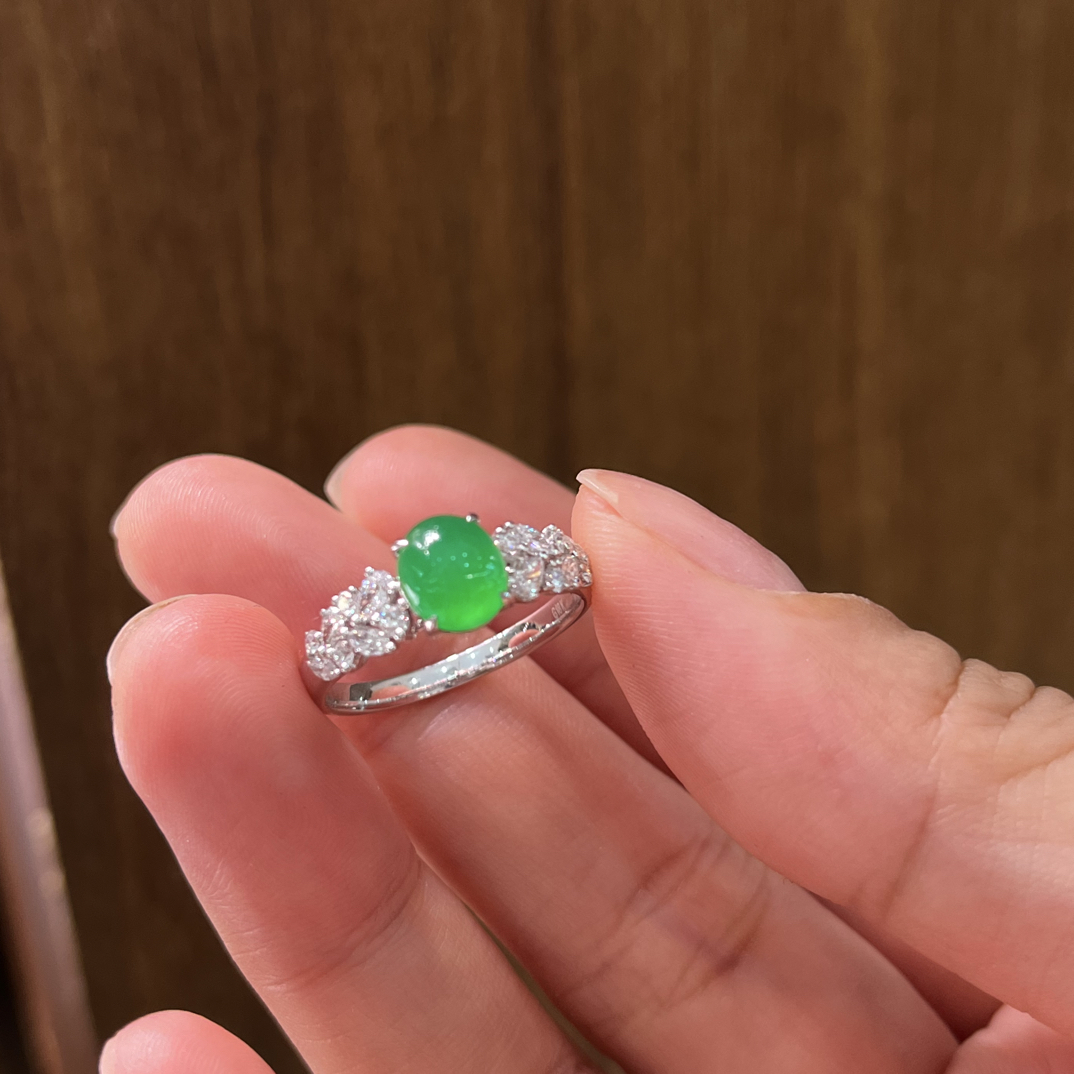 优翠珠宝18K金冰阳绿翡翠蛋面戒指条戒可叠带7*6*3.8mm时尚百搭