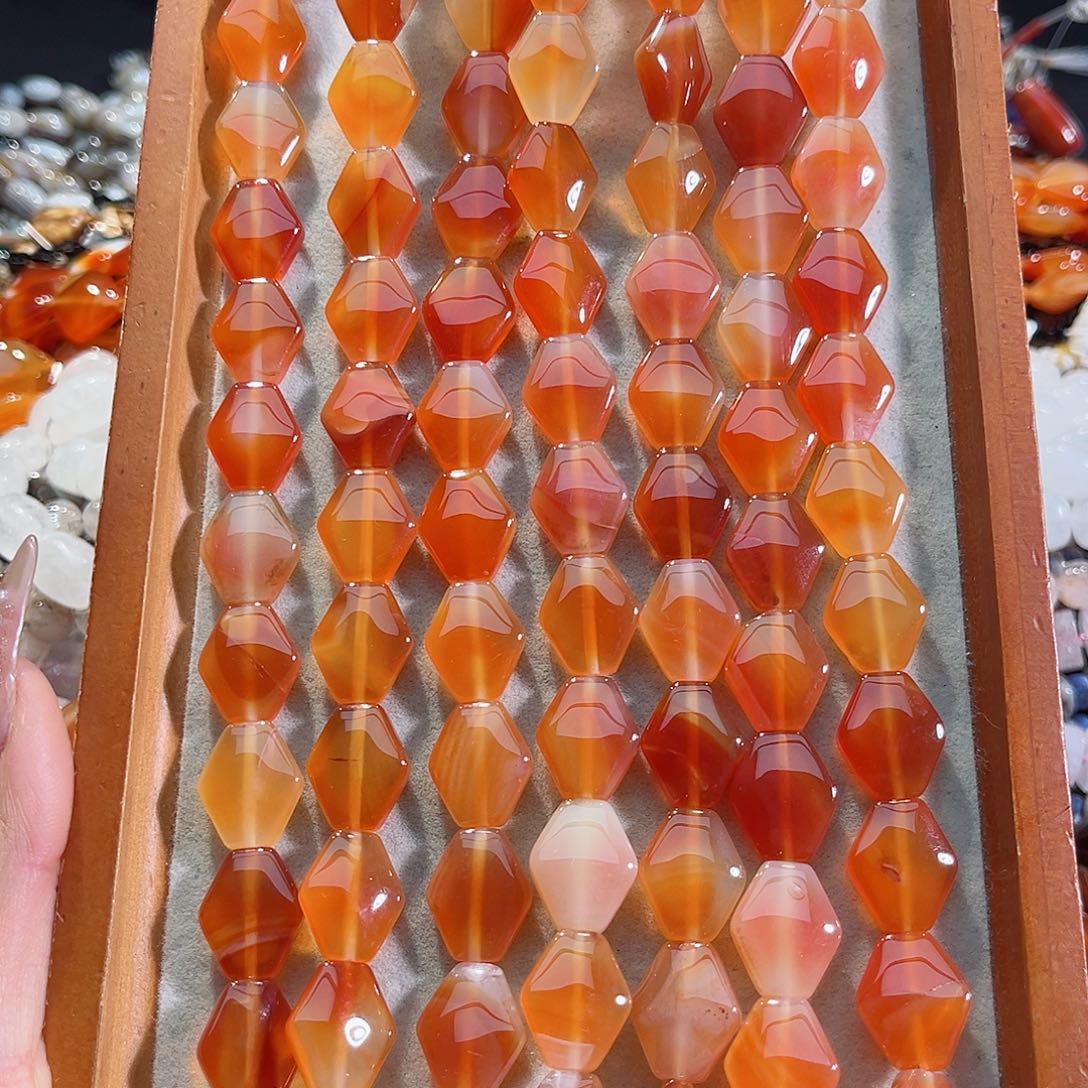 玛瑙/玉髓未镶嵌珠宝半成品红玛瑙溏心棱形一条