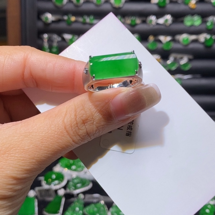 翡翠戒指18K金镶嵌马鞍戒指