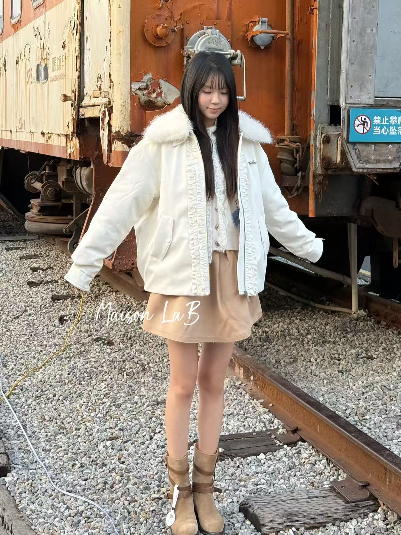 Three quaters 米色可拆卸木耳边夹克