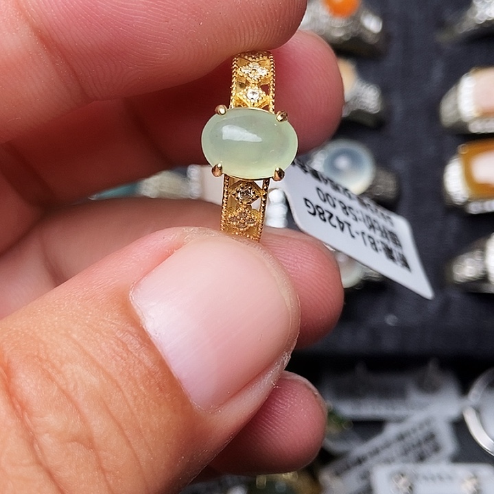 颈饰未镶嵌翡翠戒指