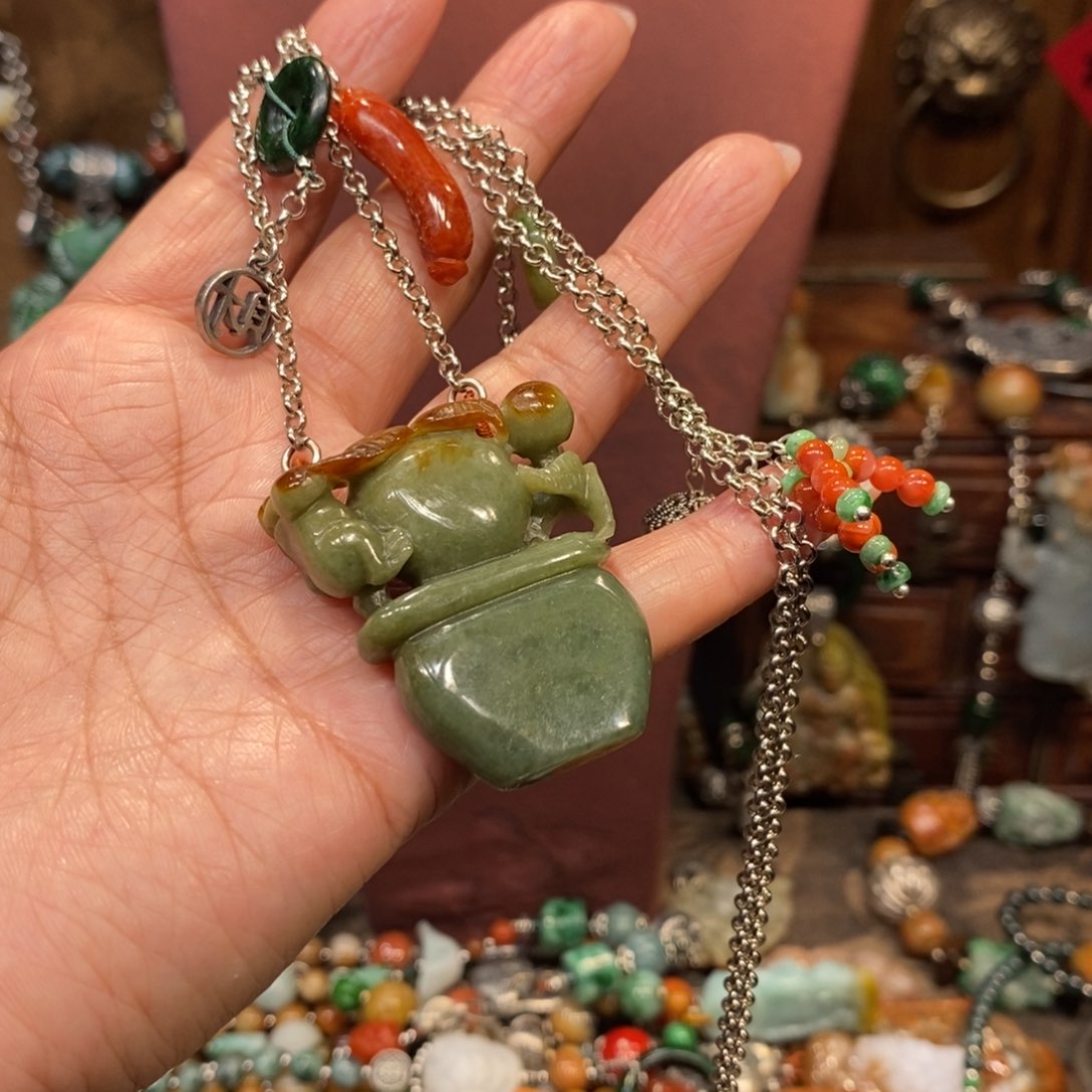 翡翠吊坠(赠链)未镶嵌