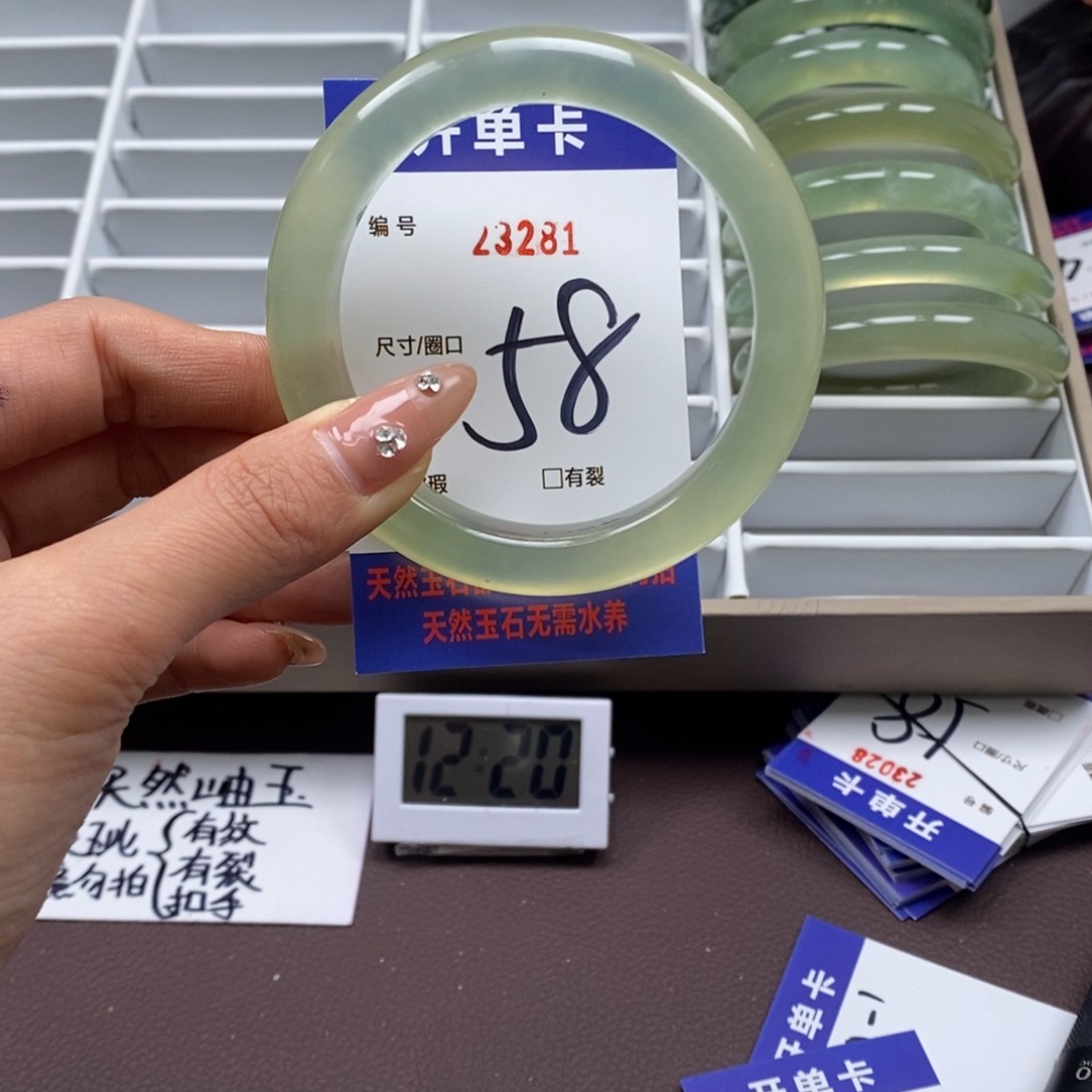 蛇纹石玉手镯未镶嵌