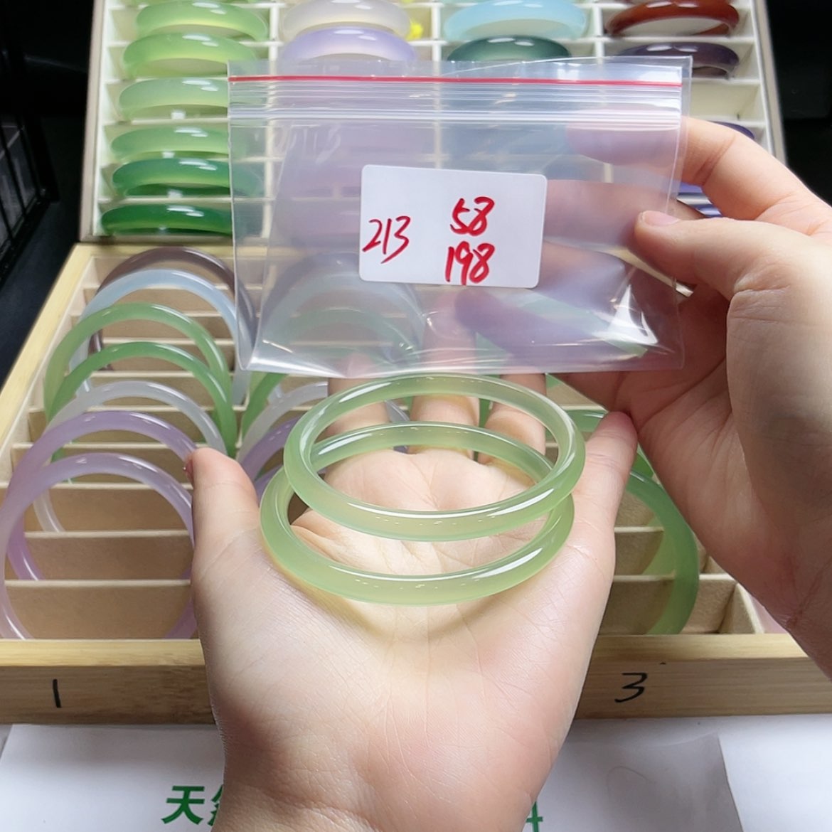 【闪购商品】玛瑙/玉髓手镯未镶嵌q****!