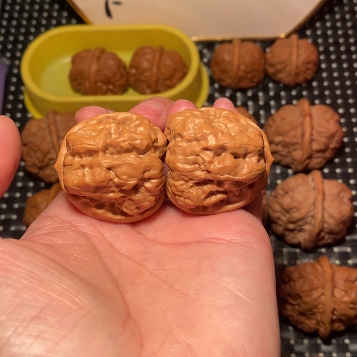 @***哥文玩核桃把件开背大腿