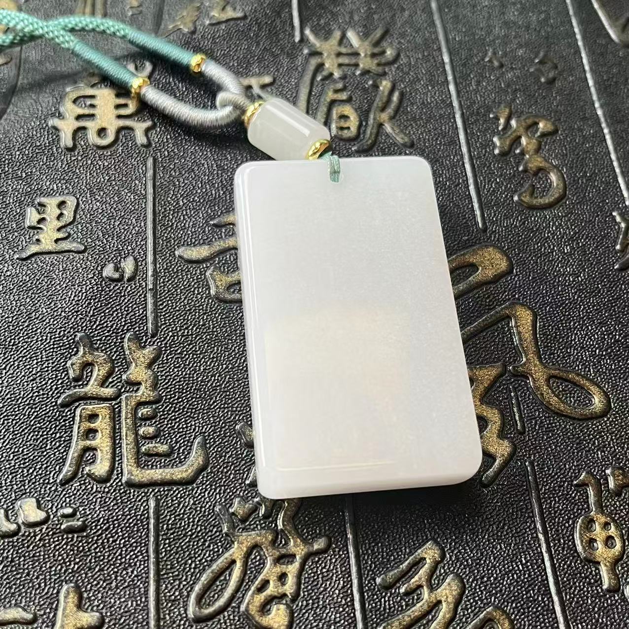 高档奶白高脂方形吊坠石英岩玉【贝玺】（多样性）