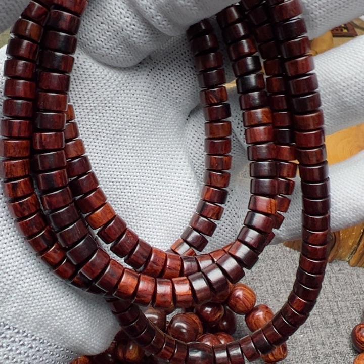 顺***然木海南红降4×7片片珠多圈带配饰