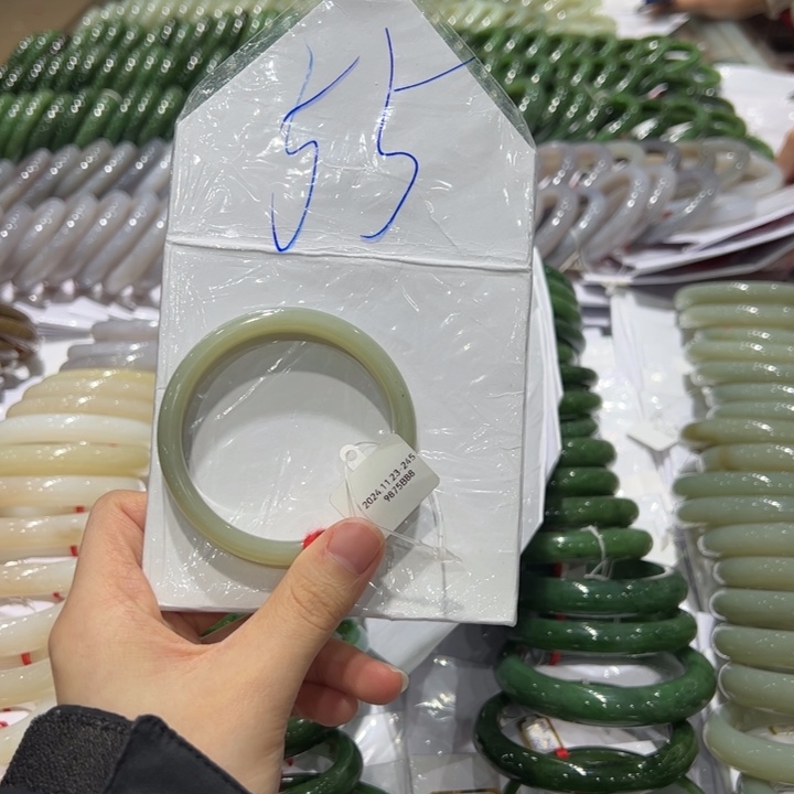 和田玉未镶嵌手镯