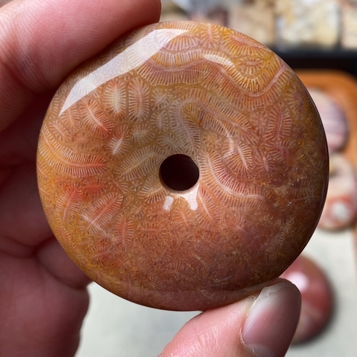 硅化玉颈饰足金镶嵌黄****蹊