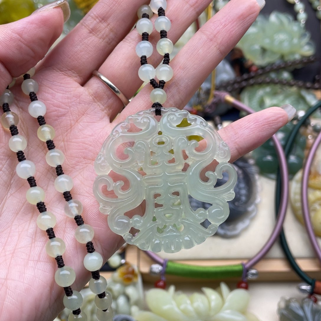 蛇纹石玉颈饰未镶嵌