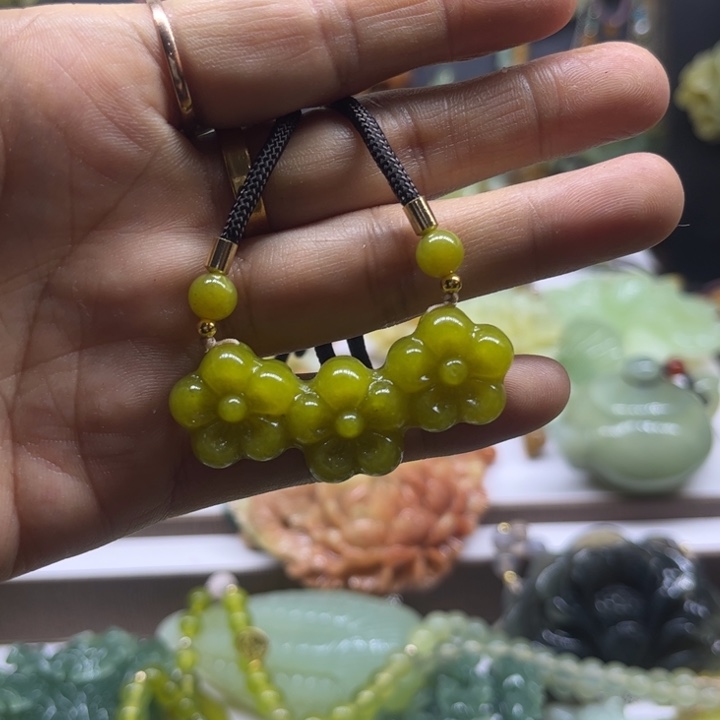 蛇纹石玉未镶嵌颈饰