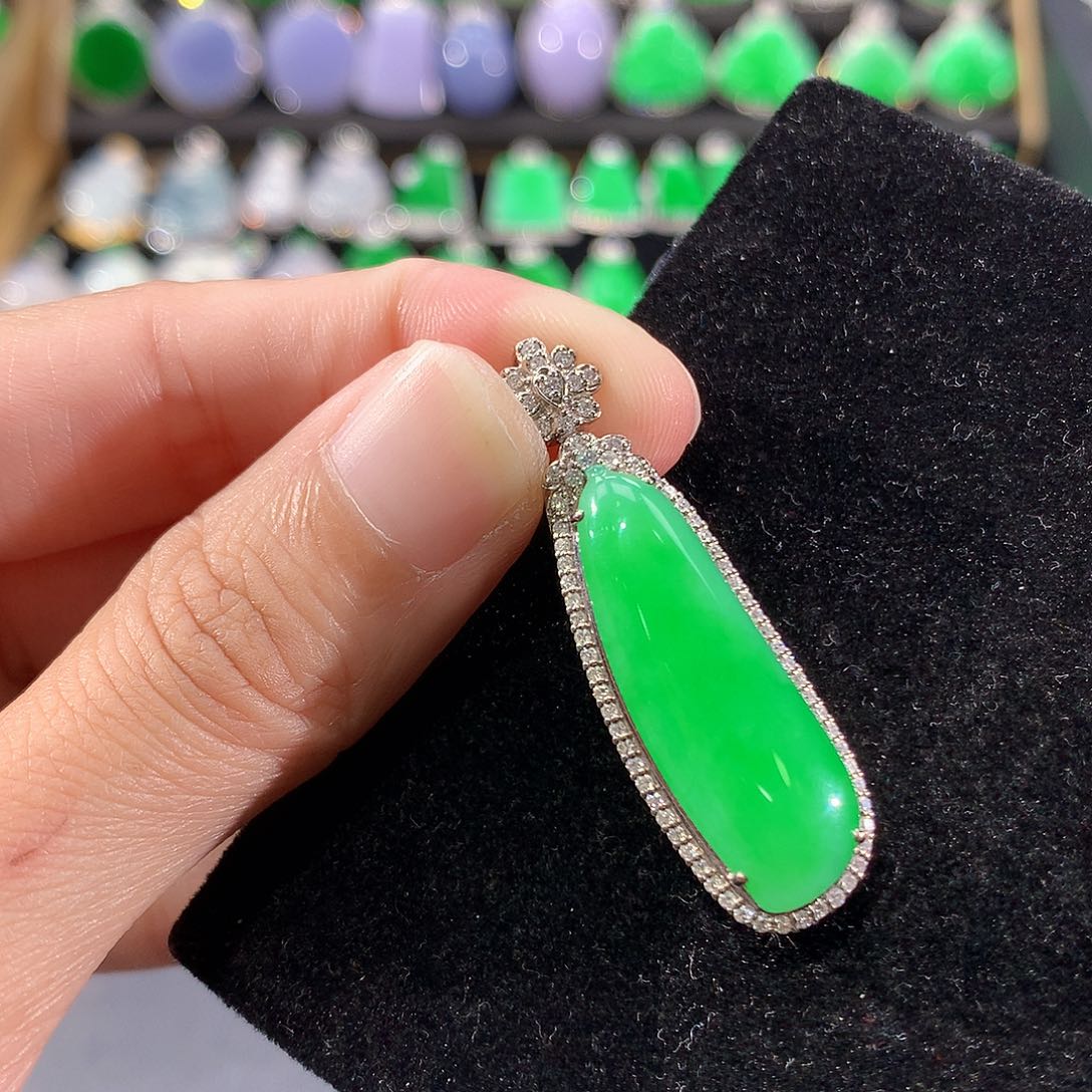 翡翠18K金镶嵌颈饰