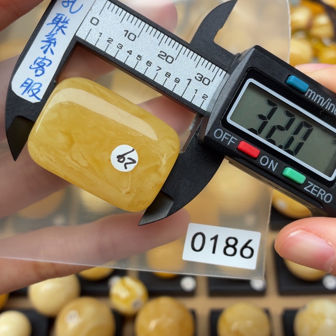 周***肥蜜蜡未镶嵌裸石蜜蜡