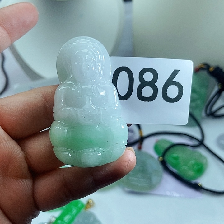 翡翠吊坠(赠链)未镶嵌