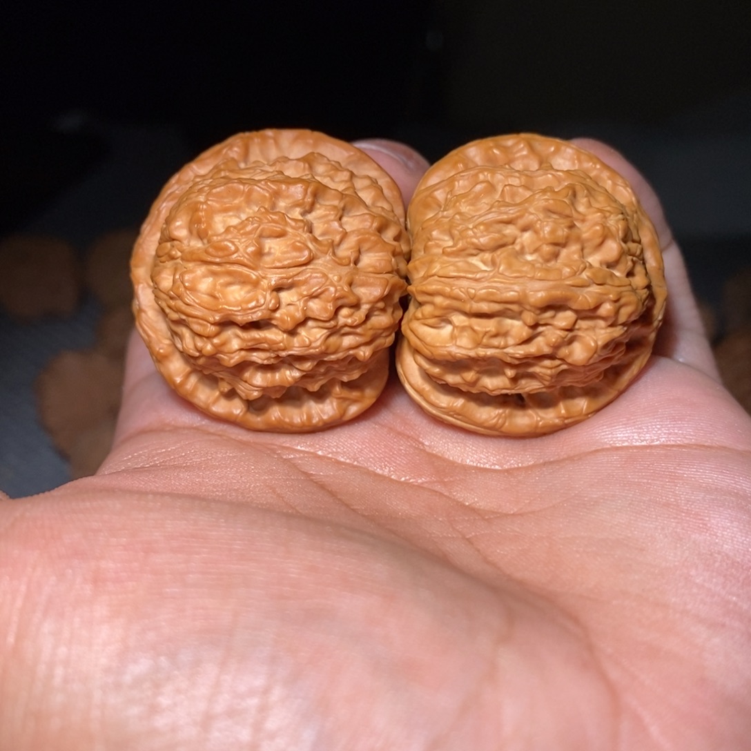 卖****桃核吊坠38尺白狮子
