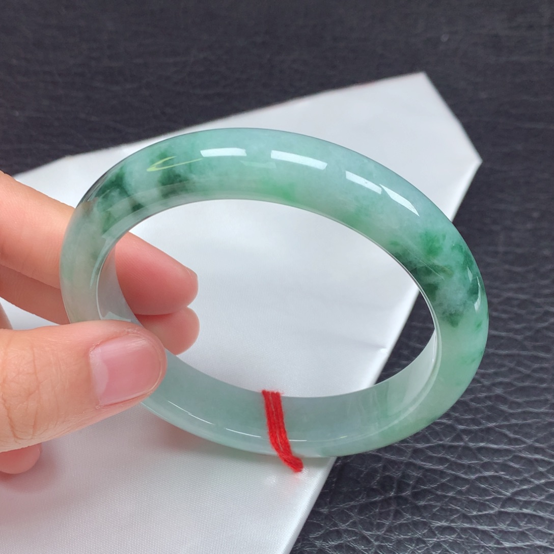 翡翠手镯未镶嵌。