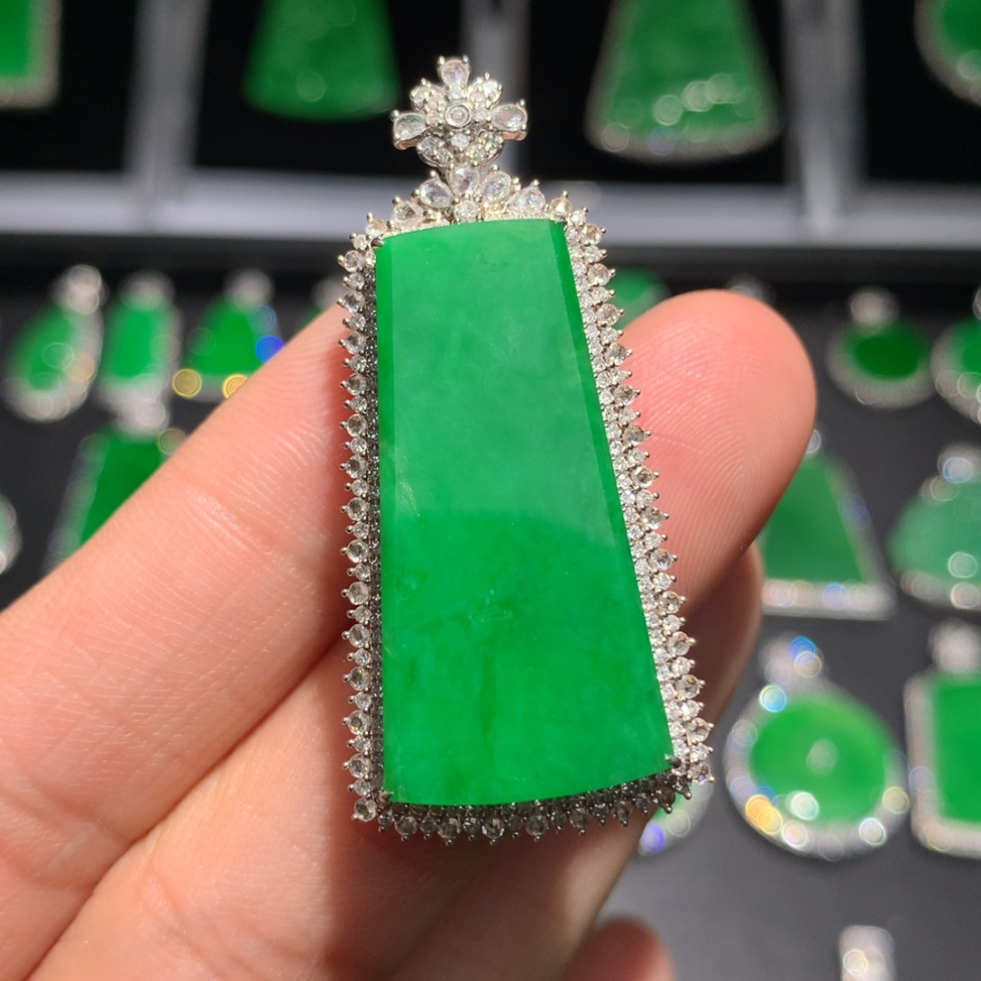 翡翠颈饰18K金镶嵌翡翠