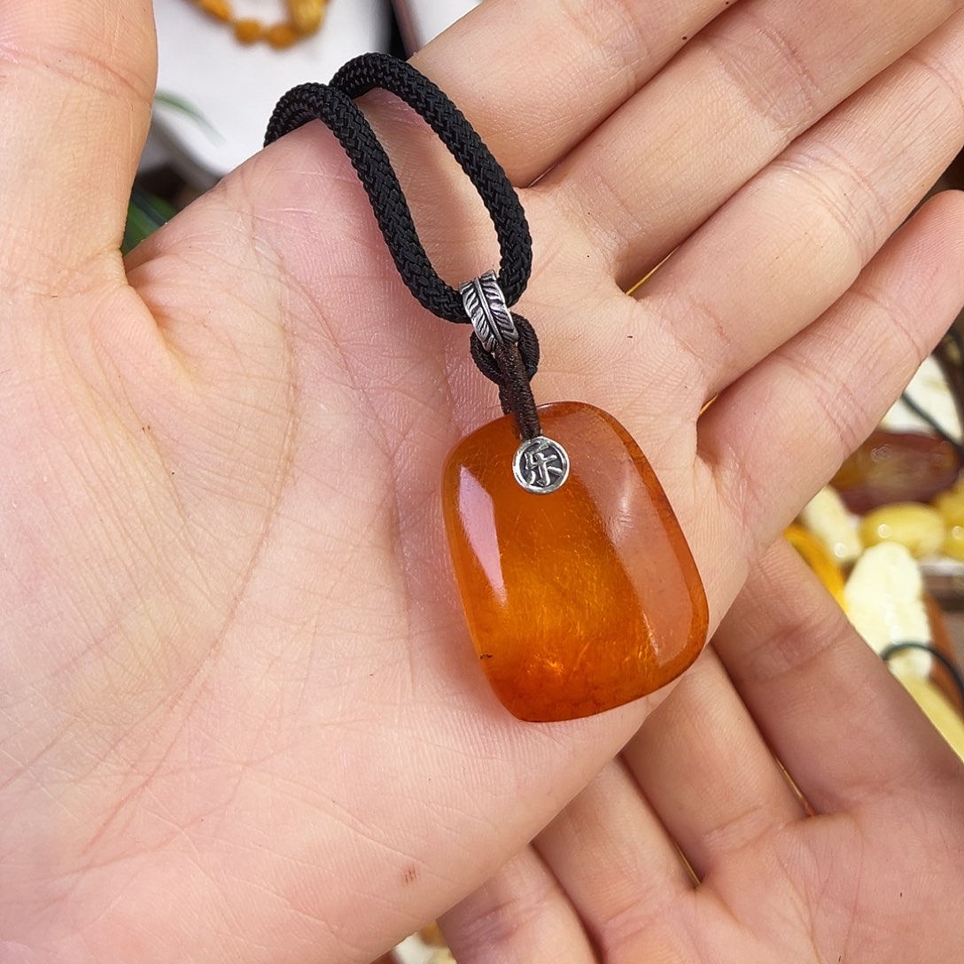 琥珀珠宝奇石未镶嵌。