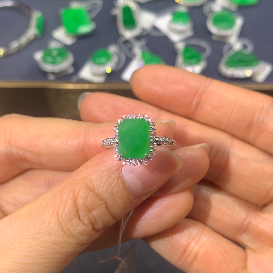 翡翠戒指18K金镶嵌翡翠