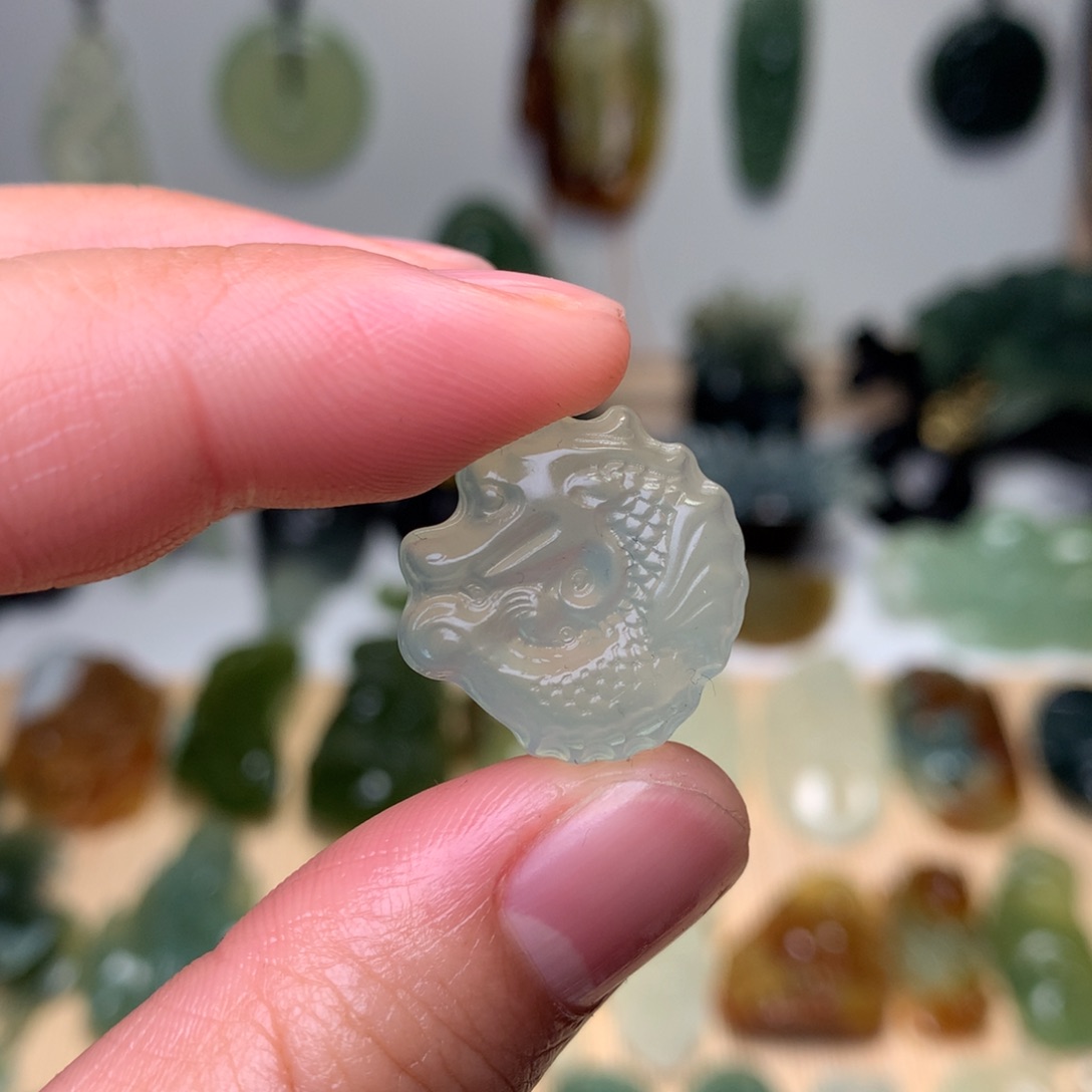 岫玉挂件龙鱼未镶嵌