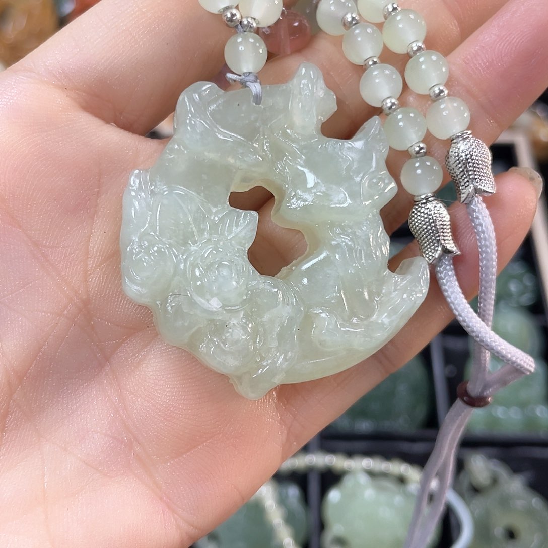 蛇纹石玉颈饰合金