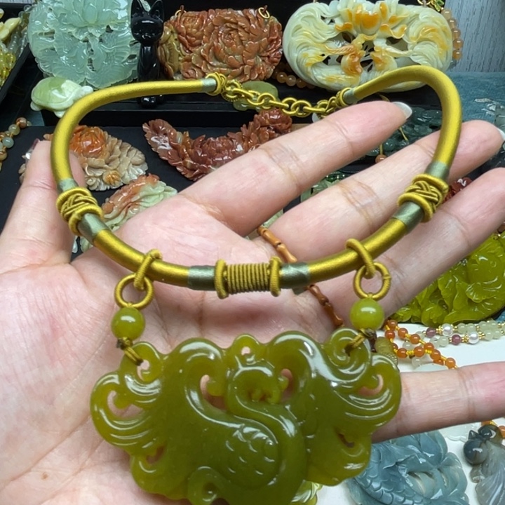 蛇纹石玉未镶嵌颈饰