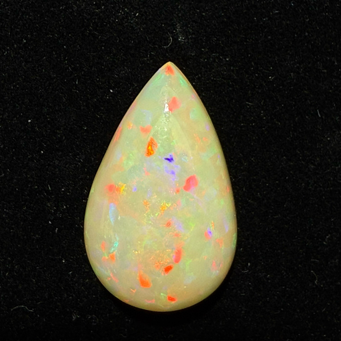 13.665ct天然彩欧泊裸石，尺寸24*15.1*8.1mm，颜色美艳，油画般色彩