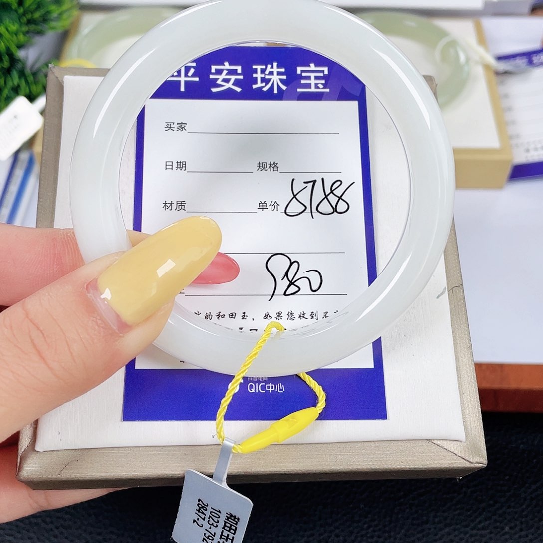 和田玉手镯未镶嵌