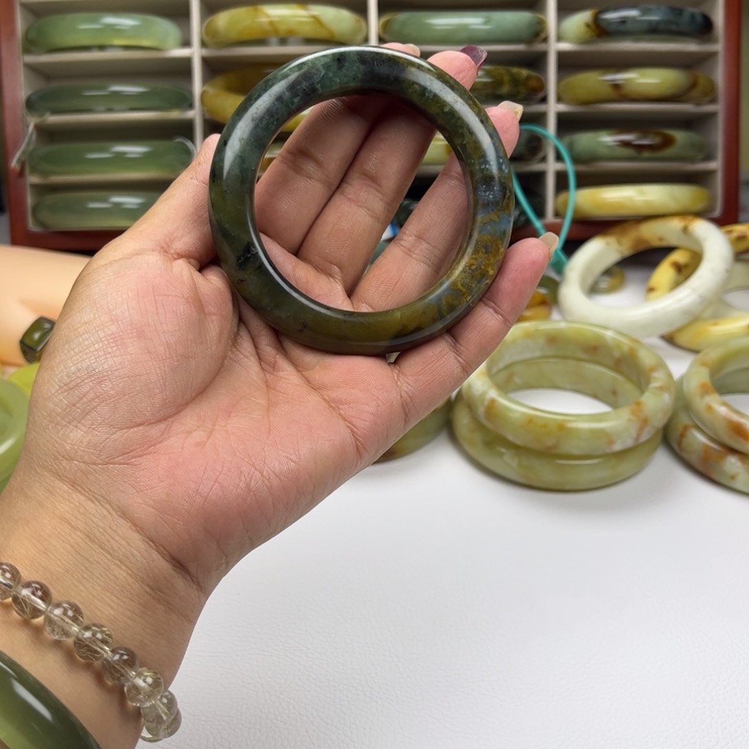 蛇纹石玉手镯未镶嵌