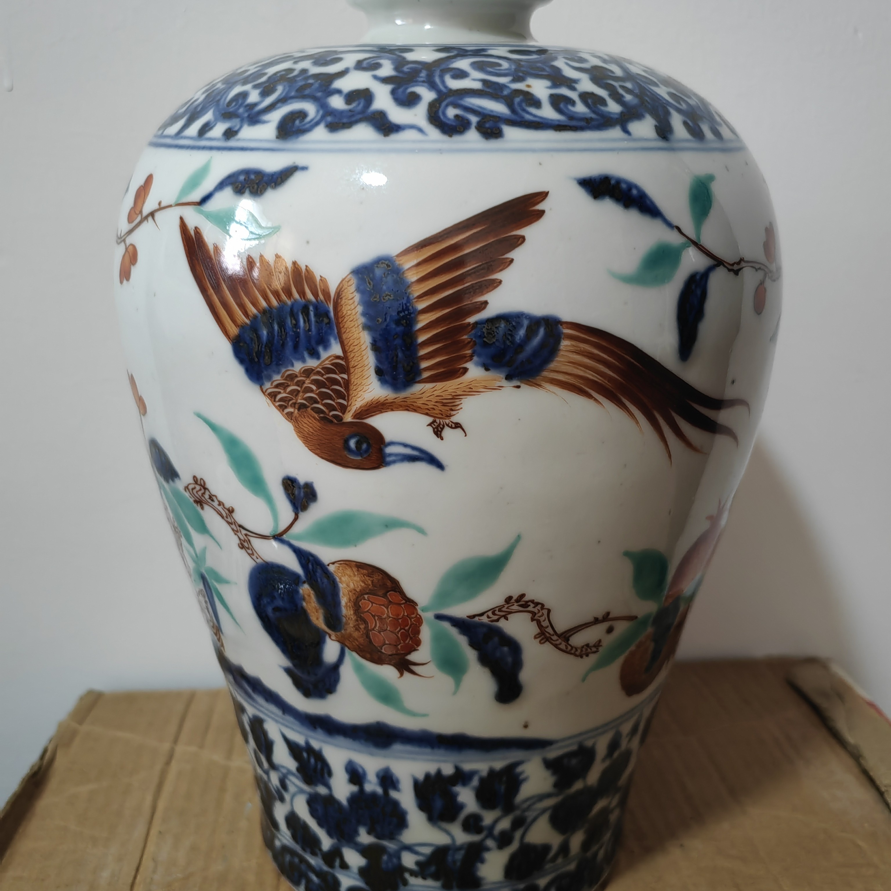 青花五彩花鸟梅瓶
