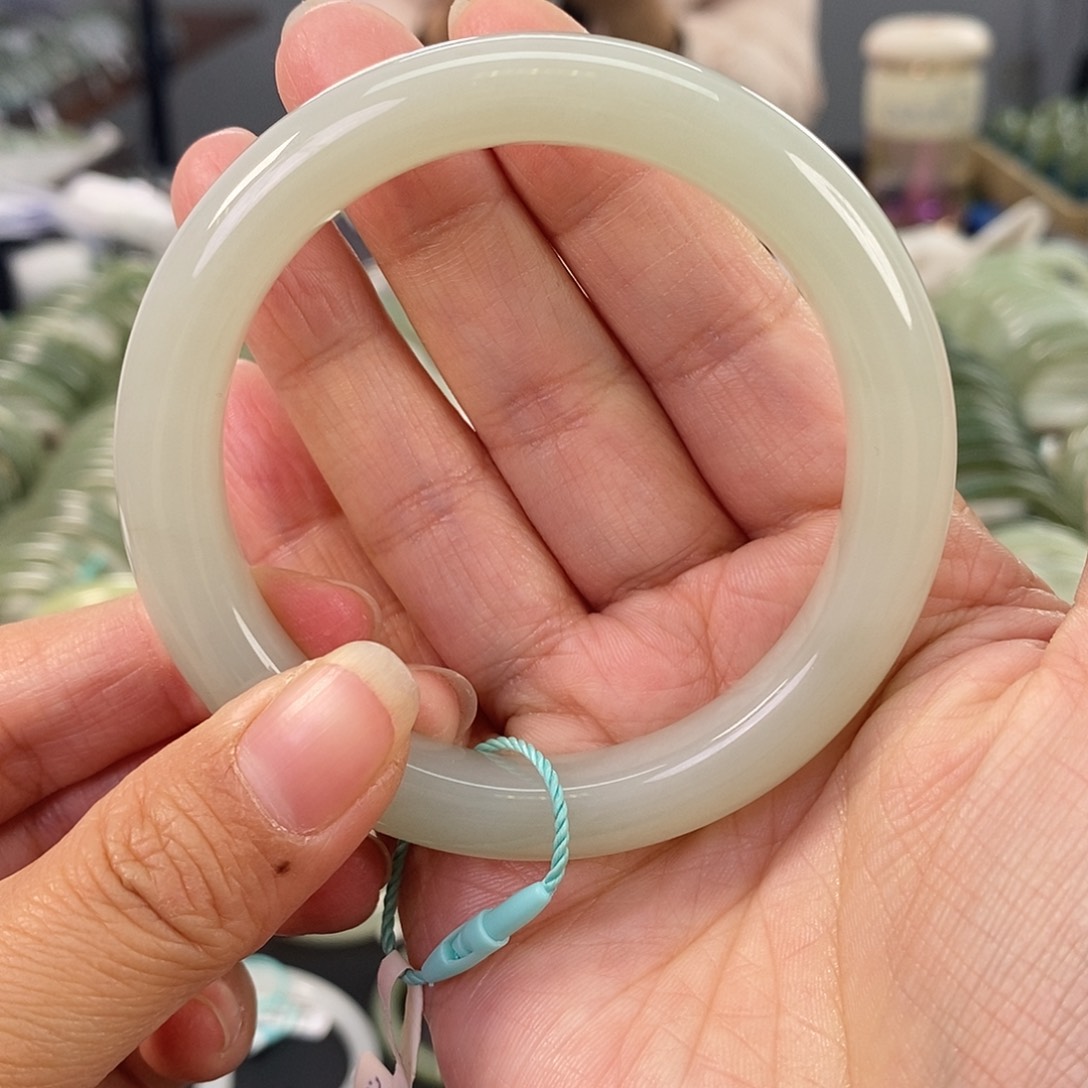 和田玉和田玉手镯57微瑕未镶嵌