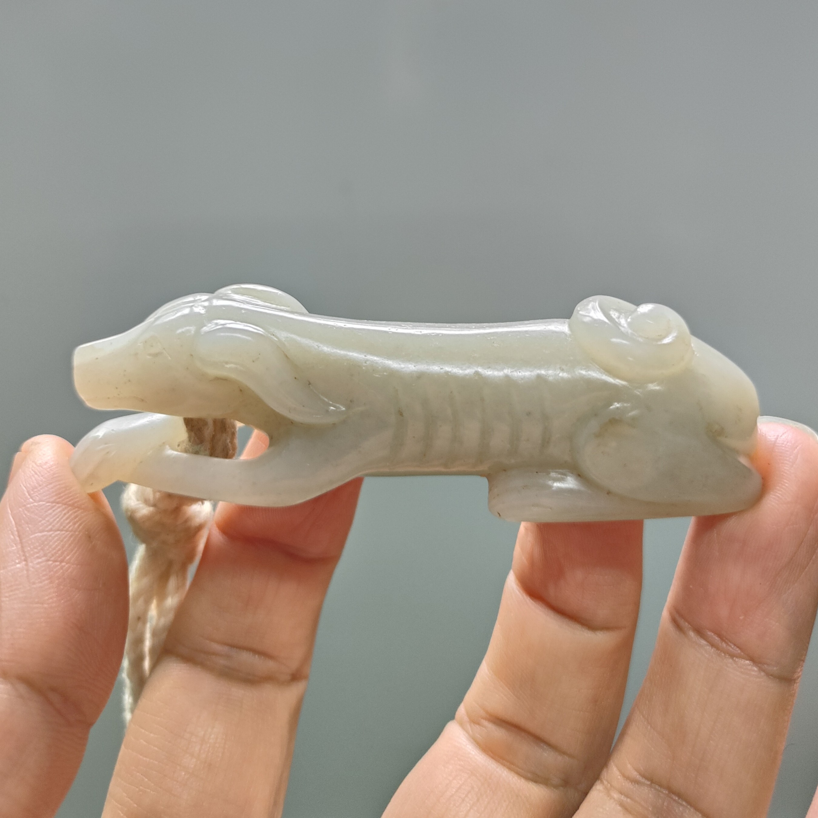 大权在握，犬型手把件，青白色质地，传世件，包浆温润，造型生动