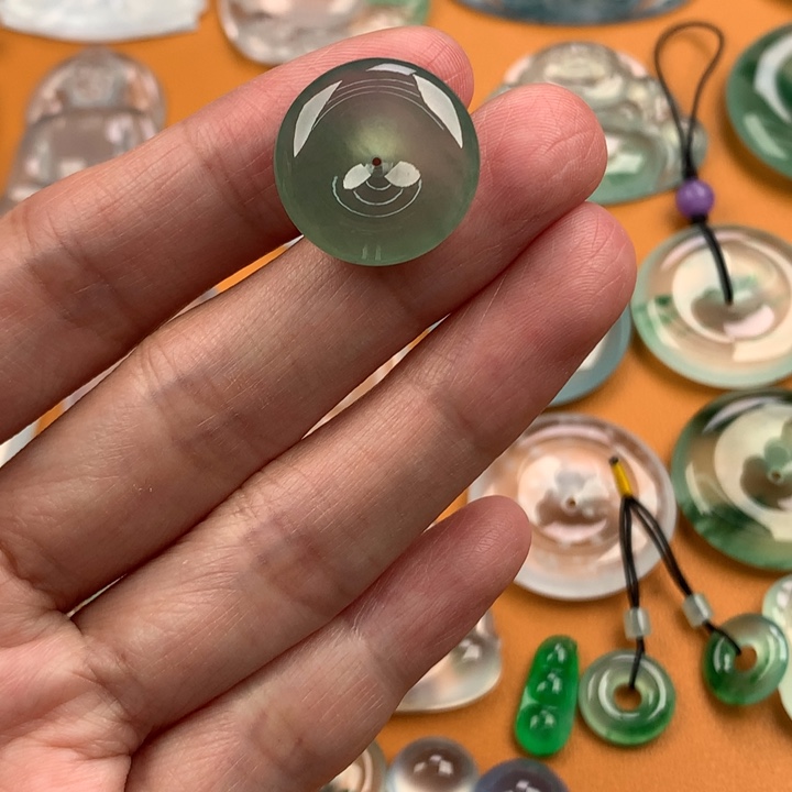 翡翠挂件未镶嵌….