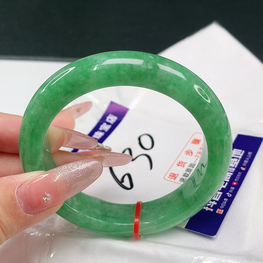 翡翠手镯未镶嵌翡翠
