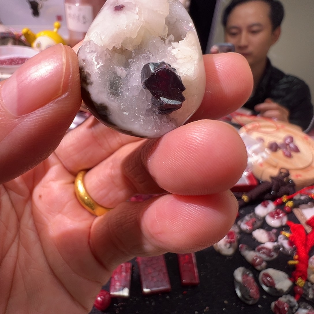 龙***类天然辰砂乌晶砂吊坠