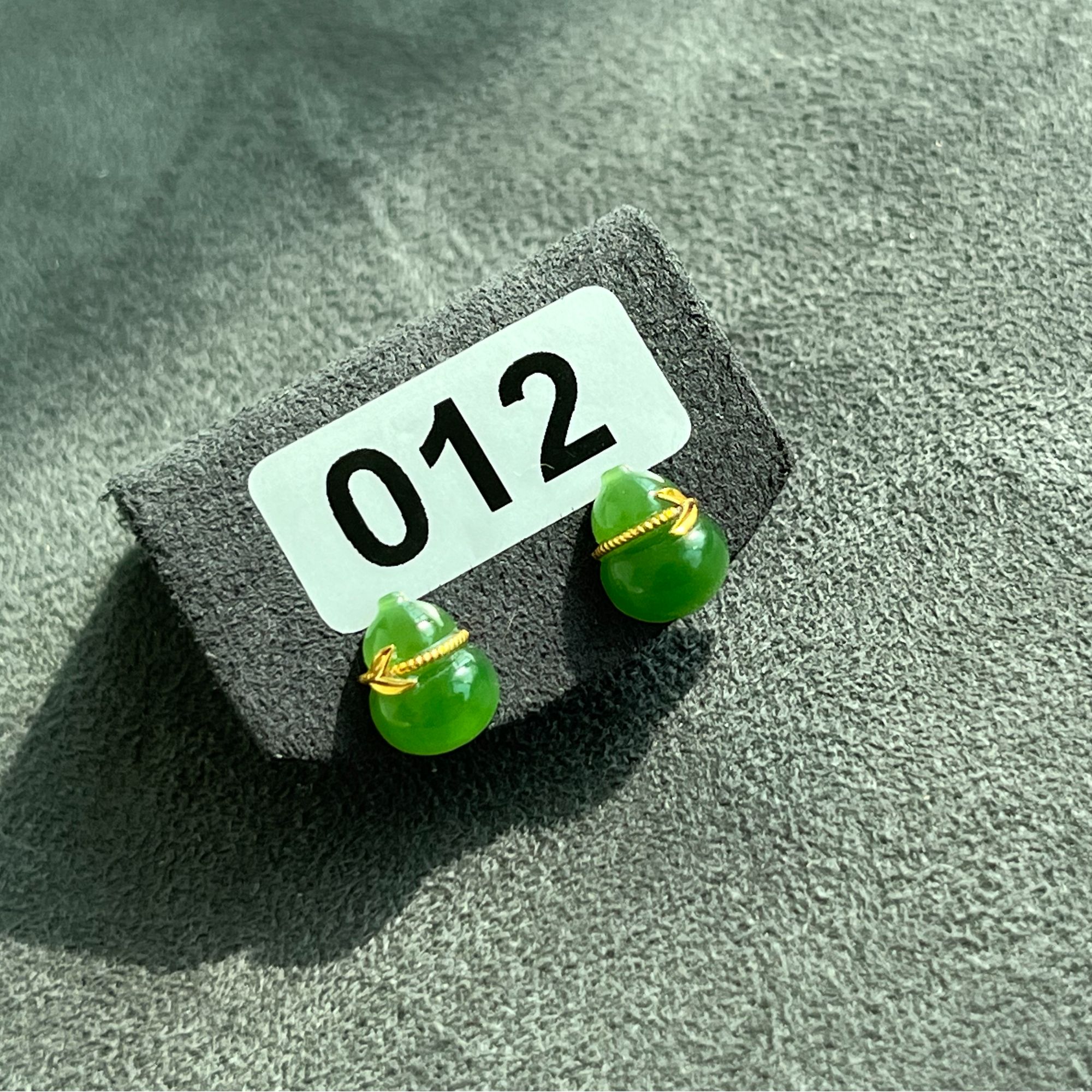 乌兰海色标级苹果绿18k重金镶嵌葫芦精致耳钉