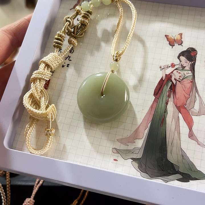 F***姐和田玉未镶嵌颈饰